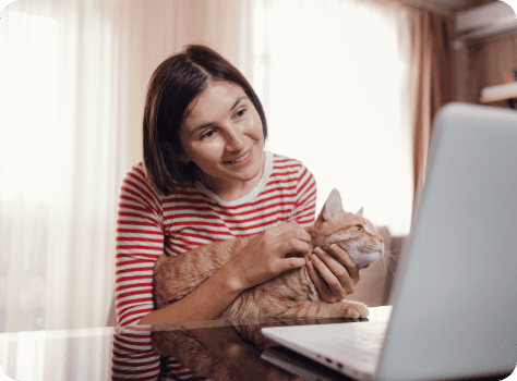 Mulher acariciando um gato