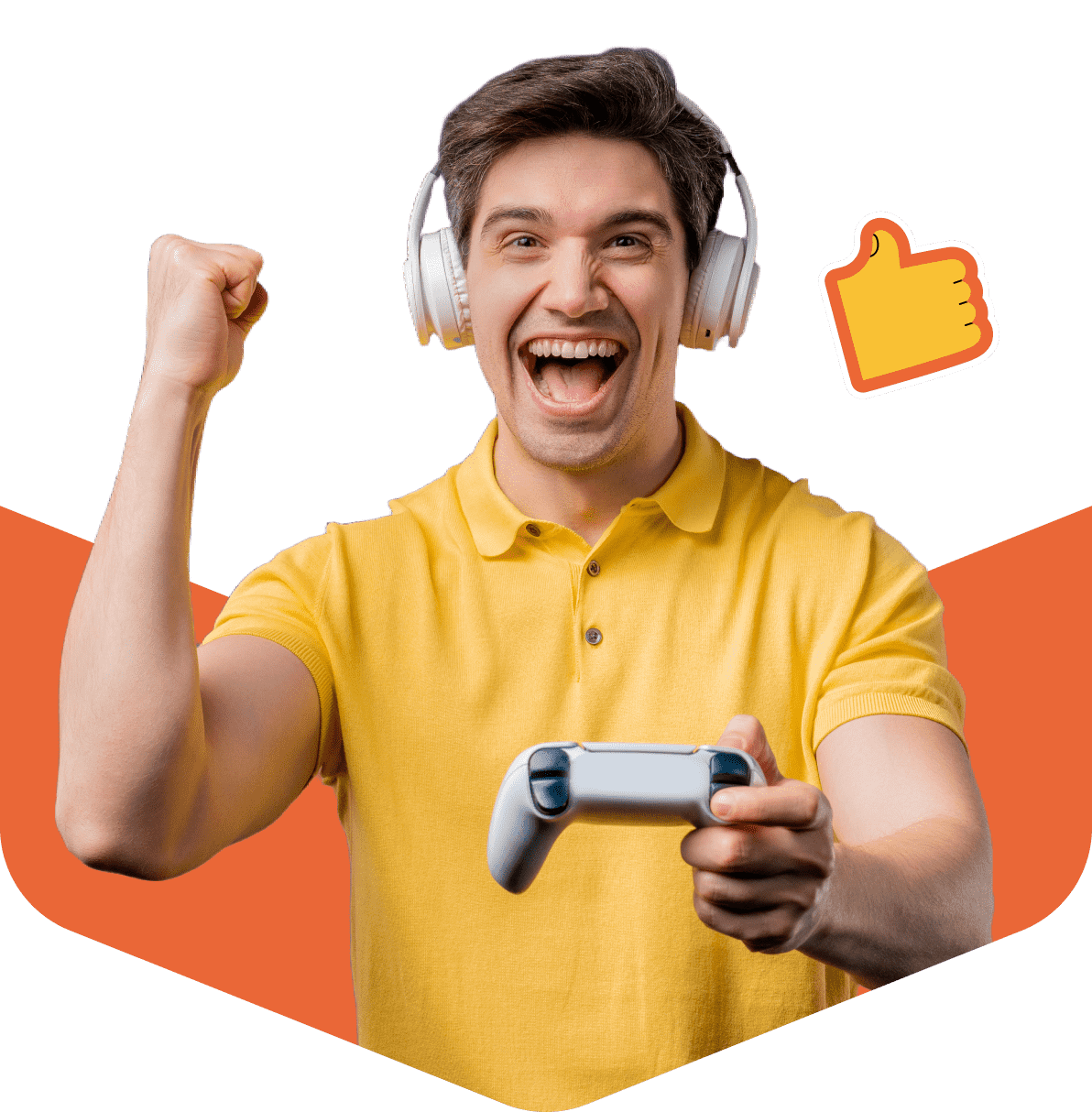 Homem jovem sorrindo jogando video game